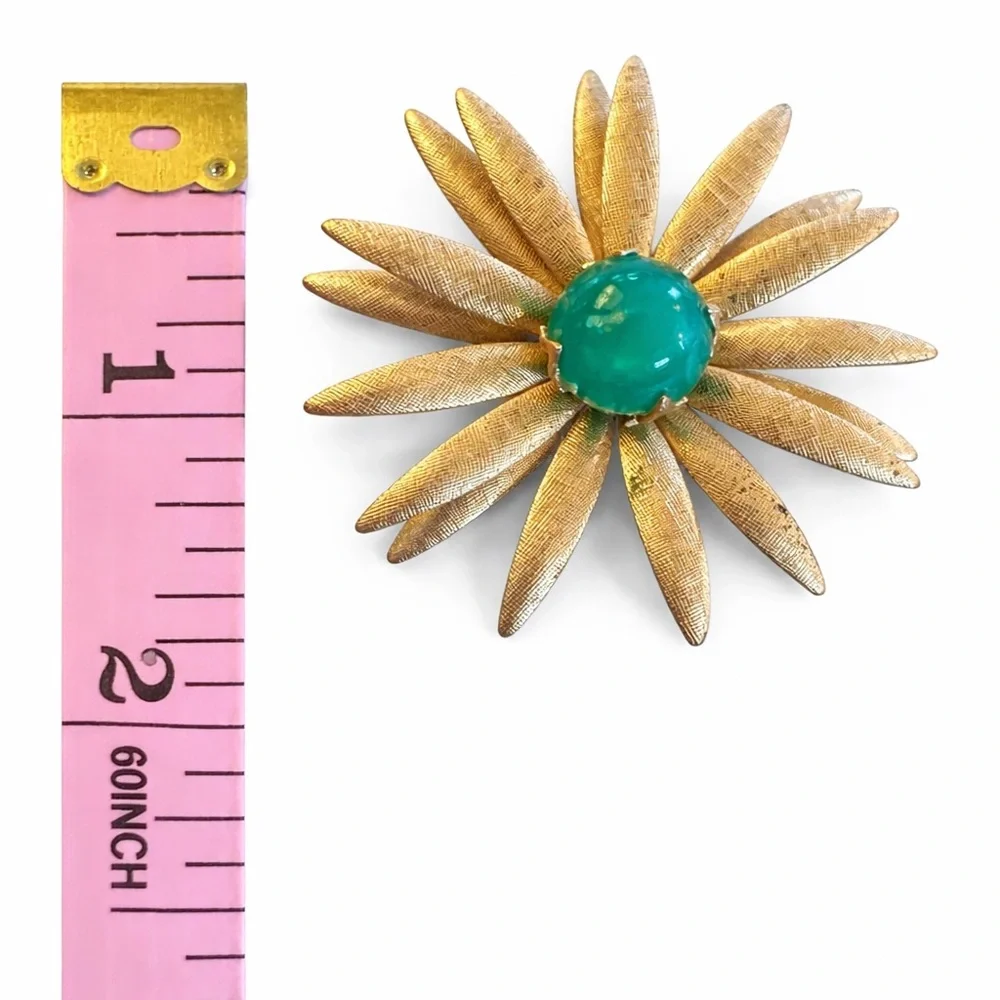 Vintage Gold Tone Sunburst Flower Brooch w/ Green‎ Cabochon Center